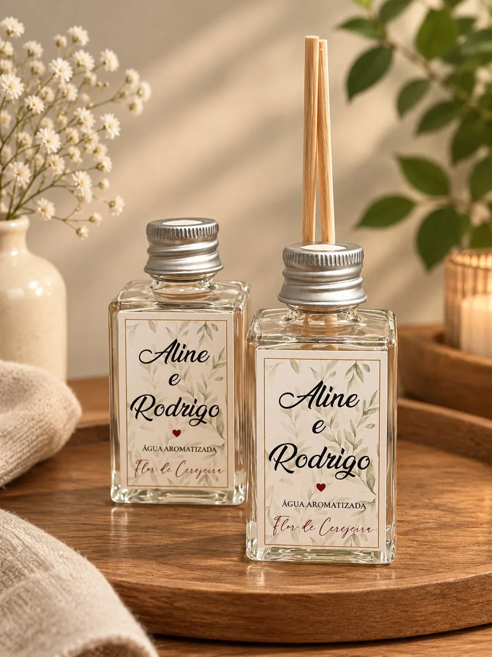Frascos de aromatizador com rótulos personalizados e varetas