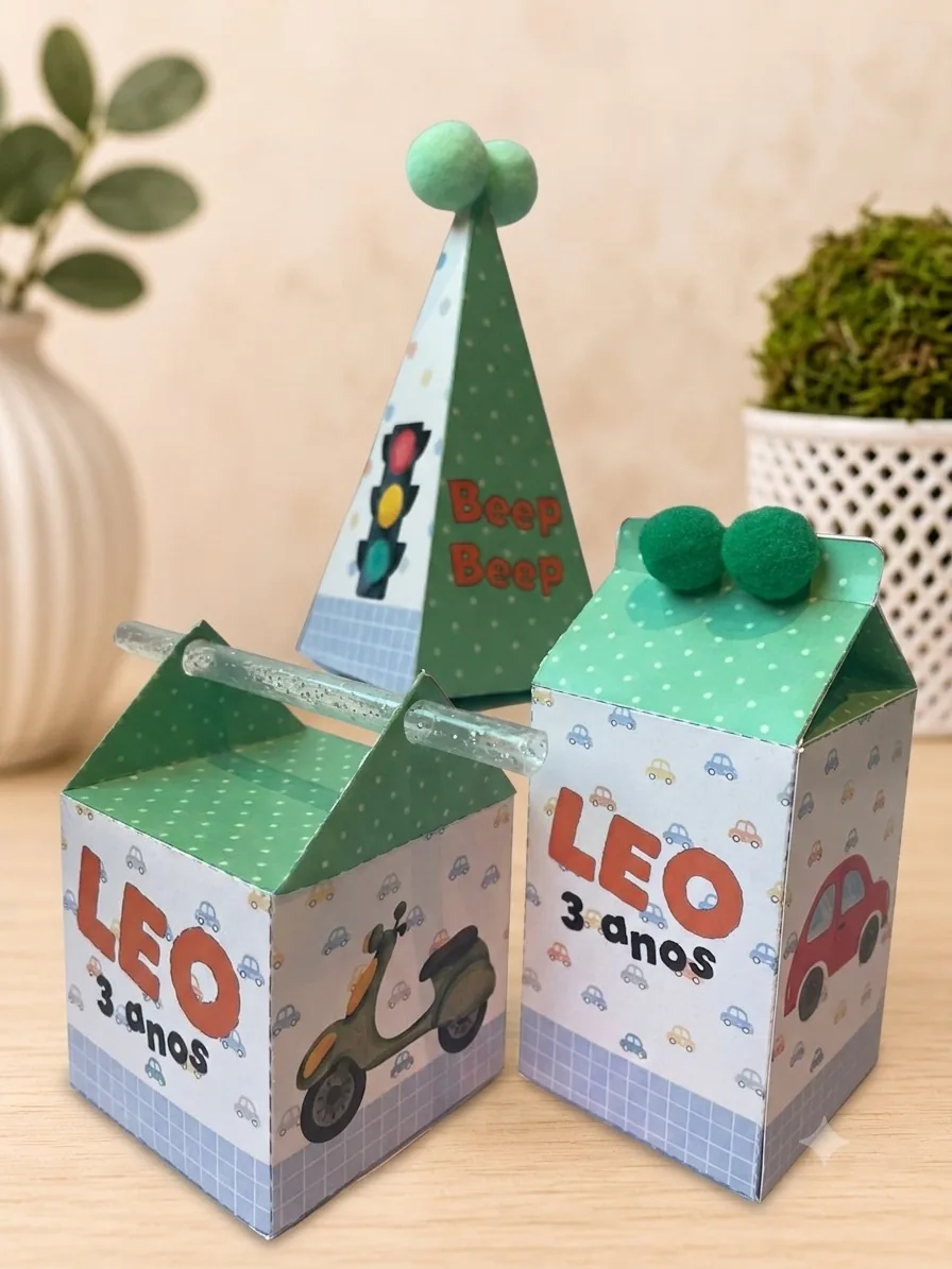 Kit de caixas com carros, semáforos e pompons verdes