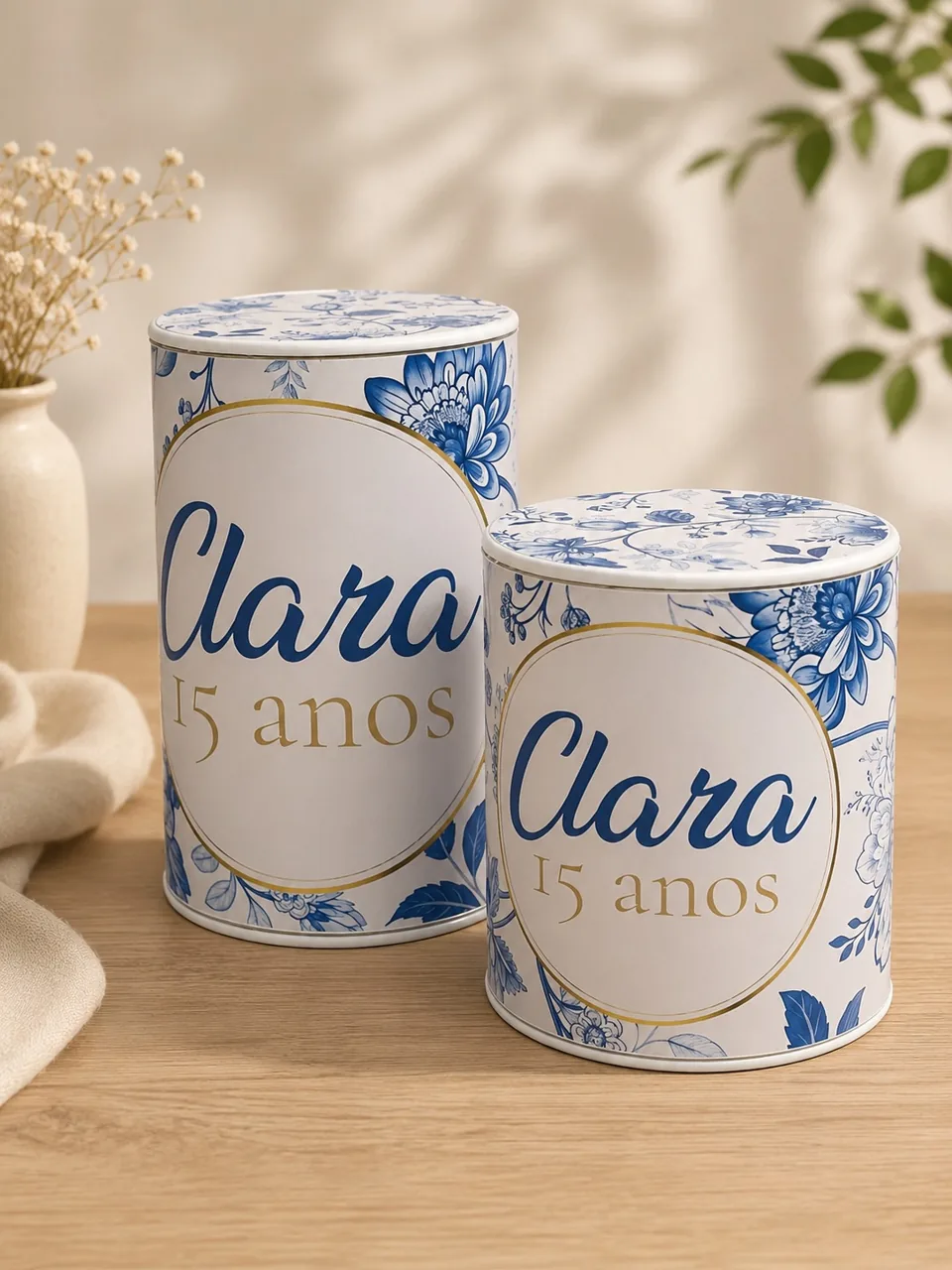 Latas personalizadas com estampa floral azul e branca